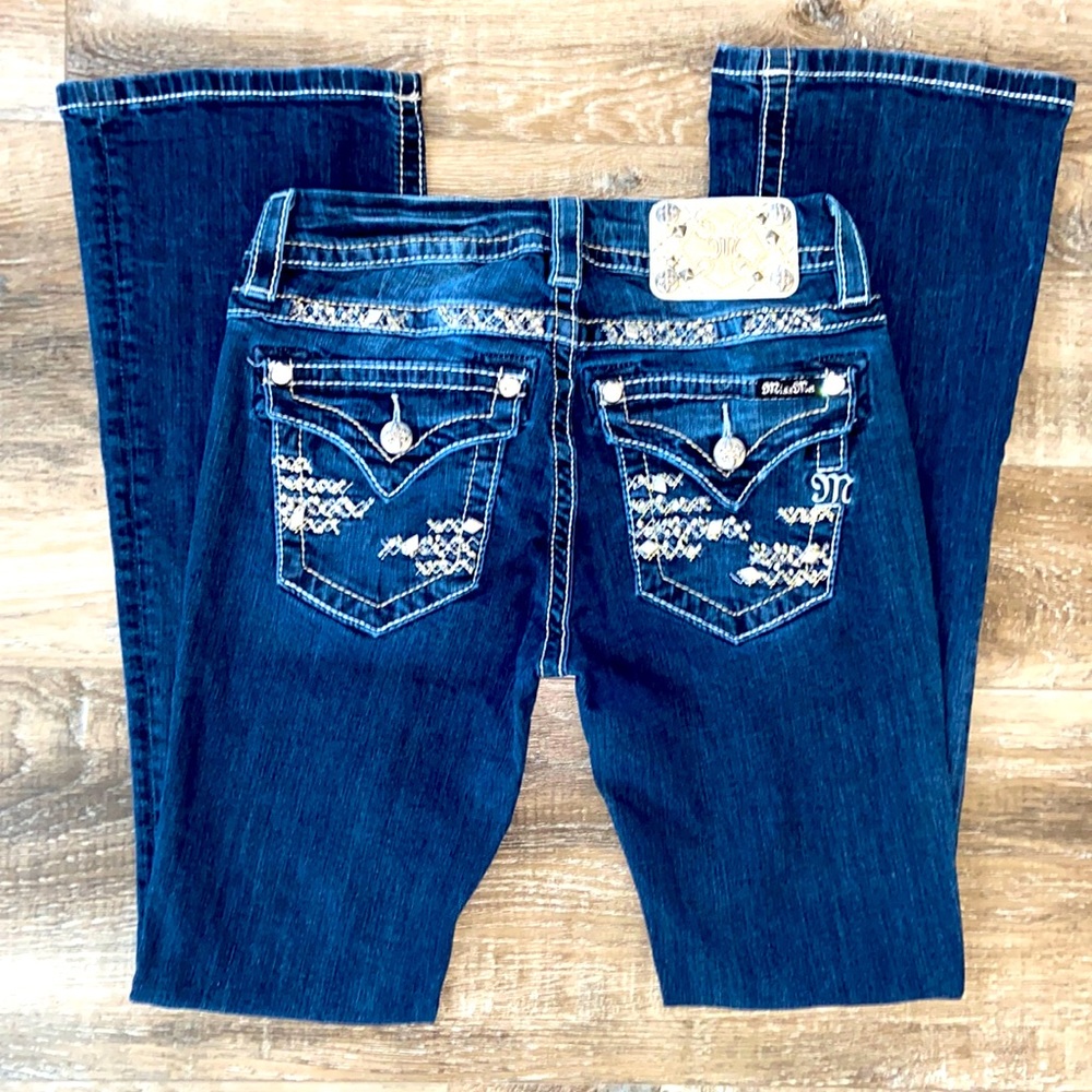 Miss Me mid rise boot, size 26, length 30, beautiful detail!